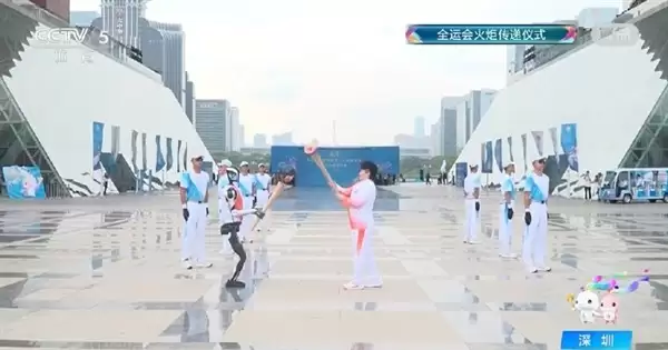全国首个人形机器人夸父参与全运会火炬传递
