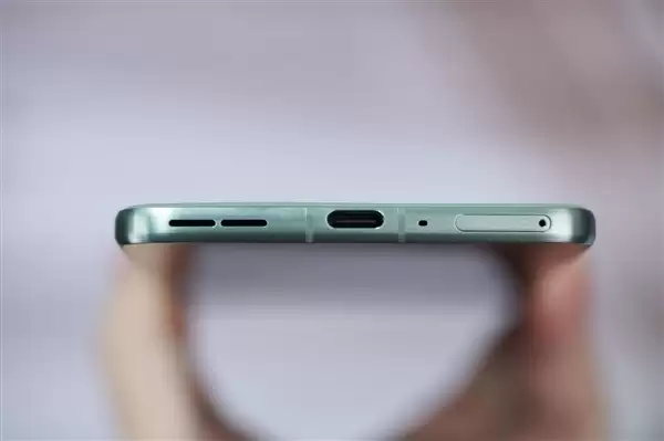 5.99mm超薄机身！联想moto X70 Air图赏