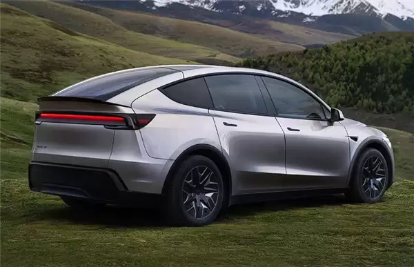 多位特斯拉车主称车机有乱打电话的bug 有车主一天给老板打了12个电话