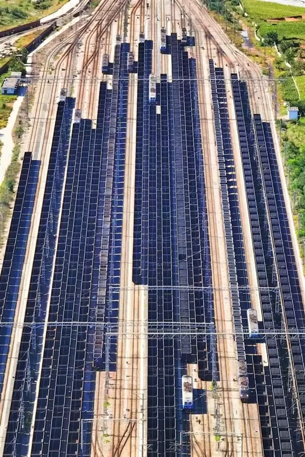 106节车厢的超长火车震撼再现!一次载重1.2万吨