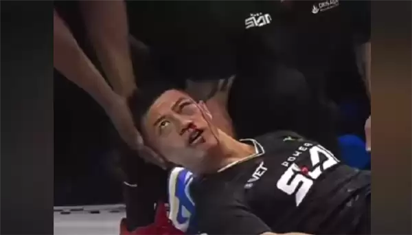 中国通背拳传人赵鸿刚参加世界职业扇耳光大赛遭KO:眉骨缝5针 本人回应:没有脑震荡