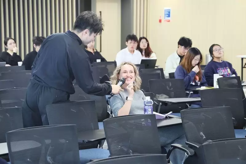 从设计师到CEO:曾熙博士在诺丁汉大学分享“AI时代的创造力与领导力”