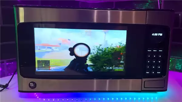 梦幻跨界产品:微波炉改造成PC整机!门作为显示屏、主板置于转盘