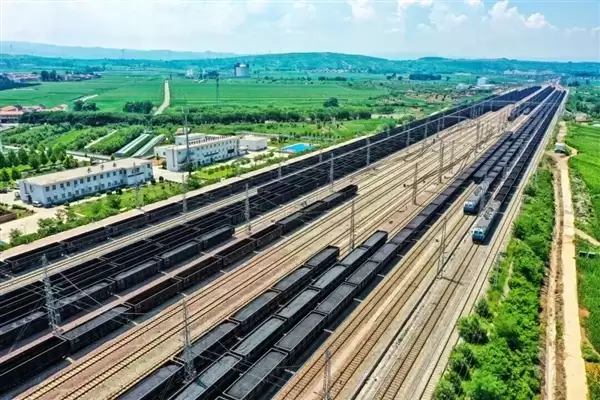 106节车厢的超长火车震撼再现!一次载重1.2万吨