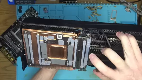 没见过如此惨烈的RTX 4090！严重扭曲、GPU/显存/电感全烧毁