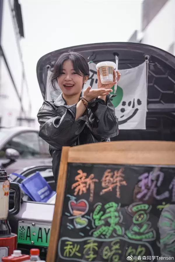 重庆50台小米汽车举办后备箱集市 雷军点赞