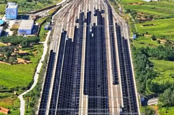 106节车厢的超长火车震撼再现!一次载重1.2万吨