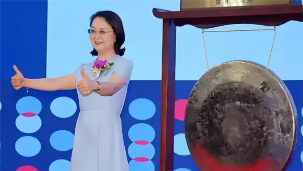 中国最有钱的女人身价1410亿!化学老师出身 她凭啥成中国女首富