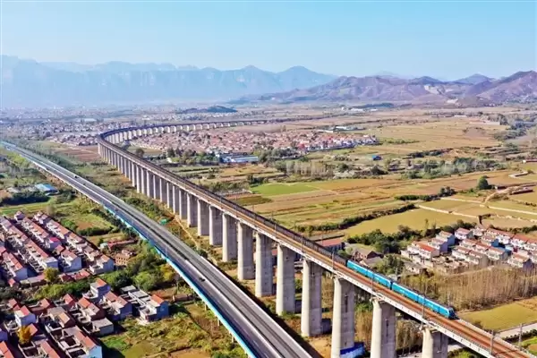 106节车厢的超长火车震撼再现!一次载重1.2万吨