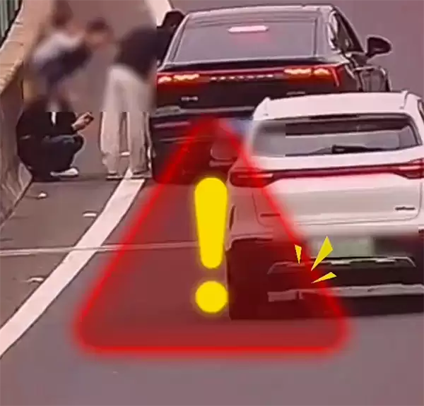 高速上发生事故 一群人在车边打转:险些被撞个正着