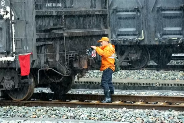 106节车厢的超长火车震撼再现!一次载重1.2万吨