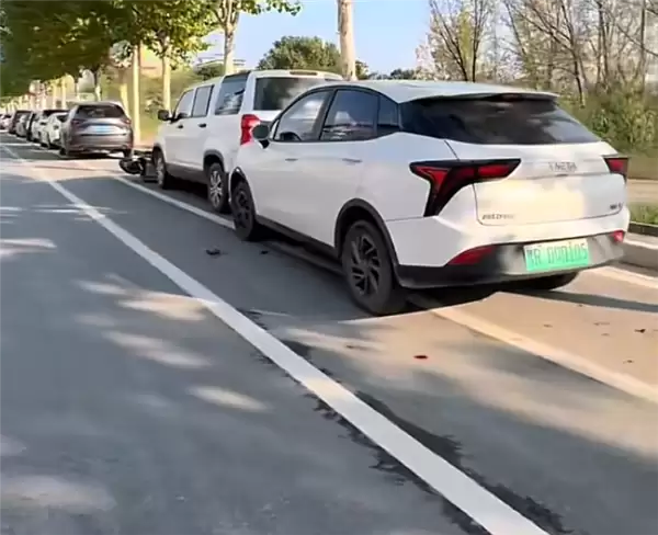 哪吒V车主办完事发现车不见了 赶紧报警！结果大乌龙：车子自己撞了2辆车