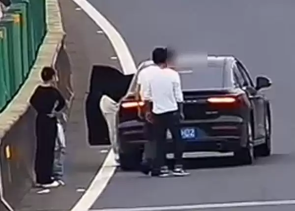 高速上发生事故 一群人在车边打转:险些被撞个正着