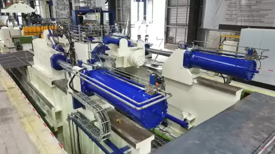 全球首台1230吨蒙皮拉伸机问世