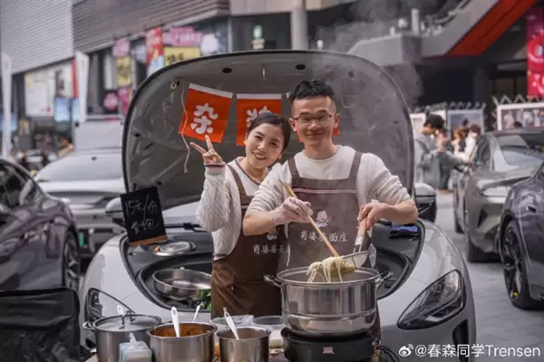 重庆50台小米汽车举办后备箱集市 雷军点赞