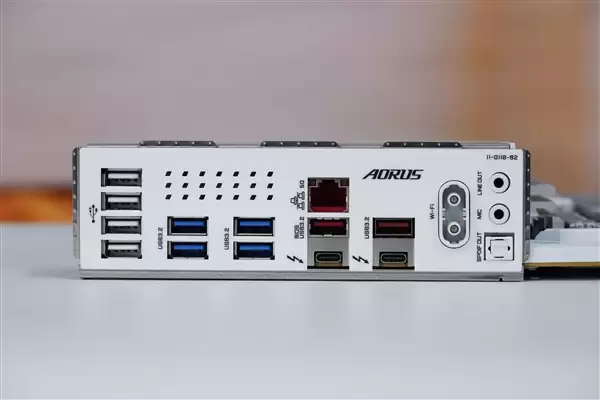 雪景房主机必看!技嘉电竞冰雕Z890 AORUS PRO ICE主板图赏