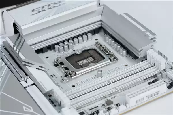 雪景房主机必看!技嘉电竞冰雕Z890 AORUS PRO ICE主板图赏