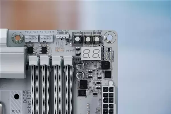 雪景房主机必看!技嘉电竞冰雕Z890 AORUS PRO ICE主板图赏