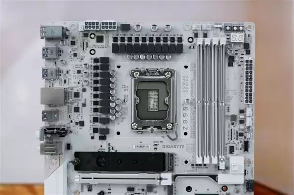 雪景房主机必看!技嘉电竞冰雕Z890 AORUS PRO ICE主板图赏