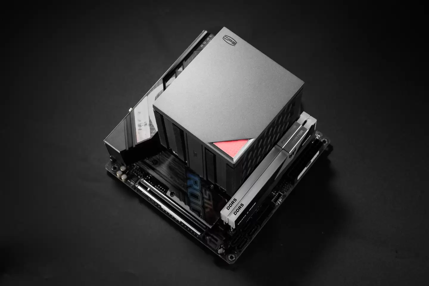 高度仅 118.5mm,超频三推出六热管小双塔风冷散热器 RZ620M X