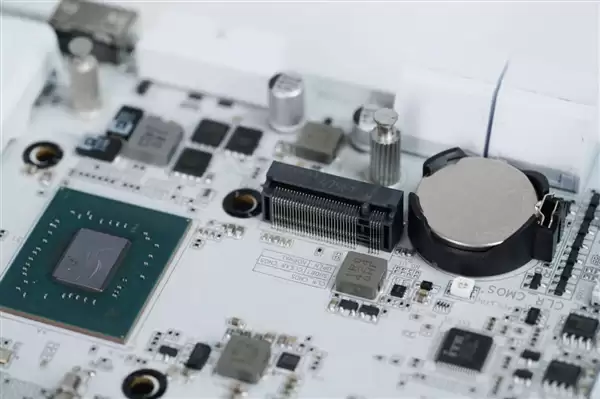 雪景房主机必看!技嘉电竞冰雕Z890 AORUS PRO ICE主板图赏