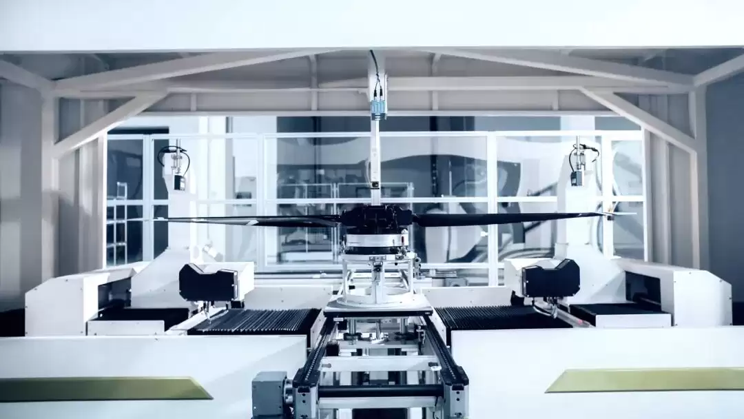 全球首条飞行汽车量产线贯通:小鹏汇天量产工厂首台“陆地航母”飞行器下线