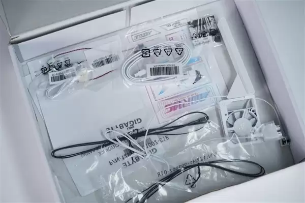 雪景房主机必看!技嘉电竞冰雕Z890 AORUS PRO ICE主板图赏