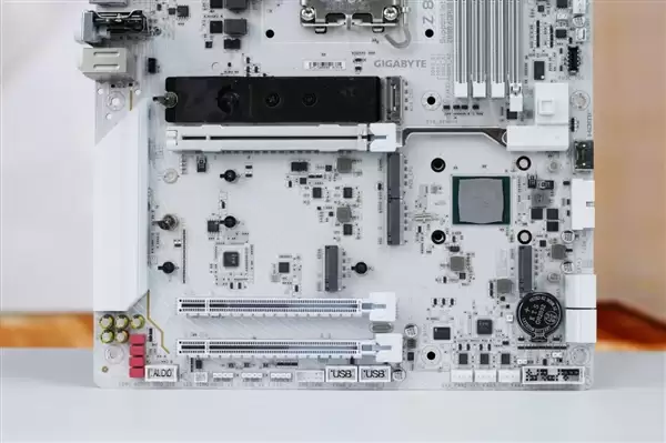 雪景房主机必看!技嘉电竞冰雕Z890 AORUS PRO ICE主板图赏