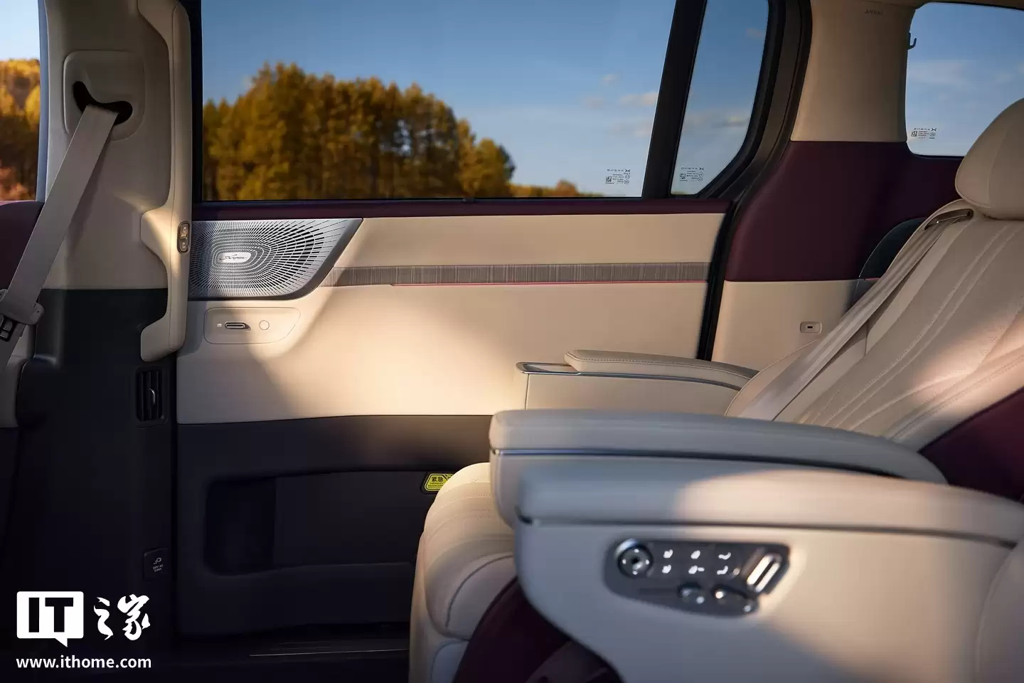 小鹏 X9 超级增程车型全球首发「三排电动三折叠」，座椅支持四六分纯平放倒