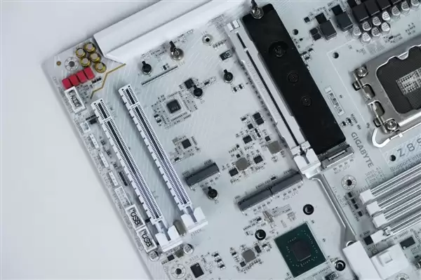 雪景房主机必看!技嘉电竞冰雕Z890 AORUS PRO ICE主板图赏