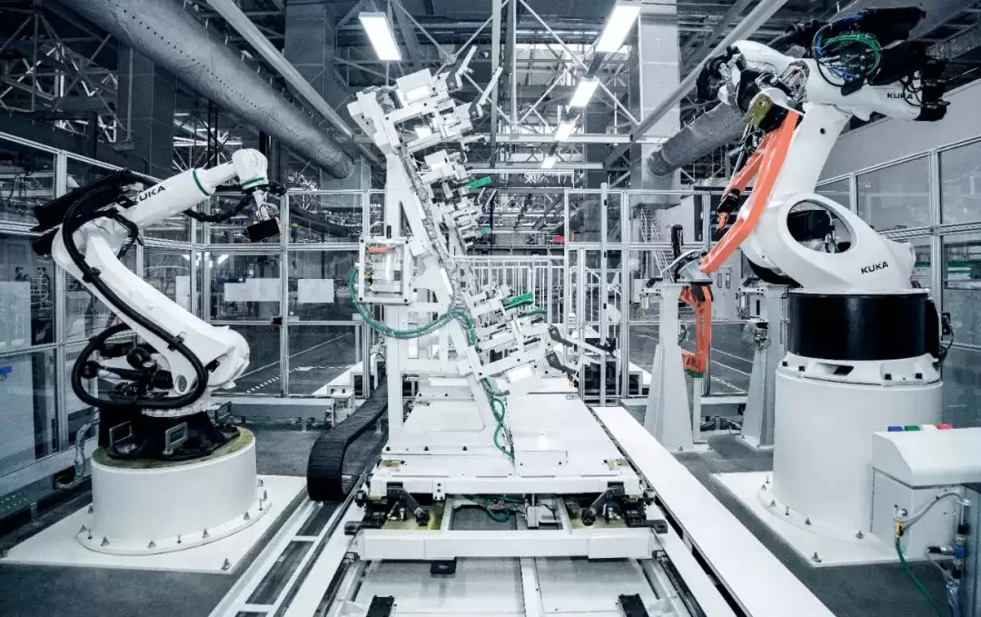 全球首条飞行汽车量产线贯通:小鹏汇天量产工厂首台“陆地航母”飞行器下线