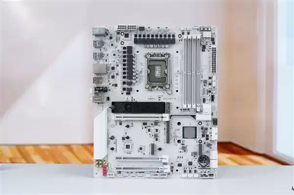 雪景房主机必看!技嘉电竞冰雕Z890 AORUS PRO ICE主板图赏