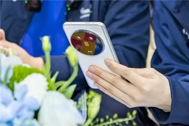 荣耀Magic8系列+荣耀手表5 Pro双buff加持荣耀战队征战北马展硬核实力