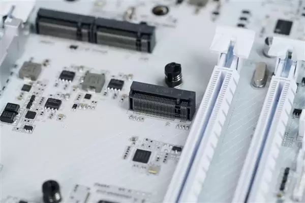 雪景房主机必看!技嘉电竞冰雕Z890 AORUS PRO ICE主板图赏