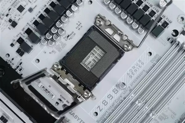 雪景房主机必看!技嘉电竞冰雕Z890 AORUS PRO ICE主板图赏