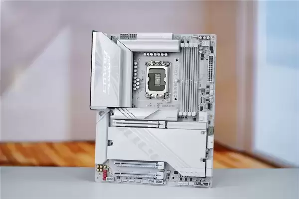 雪景房主机必看!技嘉电竞冰雕Z890 AORUS PRO ICE主板图赏
