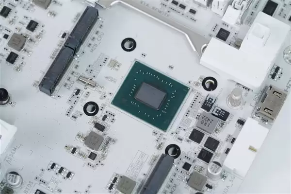 雪景房主机必看!技嘉电竞冰雕Z890 AORUS PRO ICE主板图赏