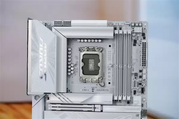 雪景房主机必看!技嘉电竞冰雕Z890 AORUS PRO ICE主板图赏