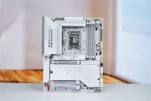 雪景房主机必看!技嘉电竞冰雕Z890 AORUS PRO ICE主板图赏