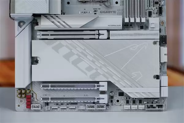 雪景房主机必看!技嘉电竞冰雕Z890 AORUS PRO ICE主板图赏