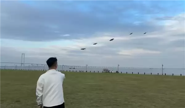 男子单手操控5台大疆无人机 指哪打哪 网友:科技修仙