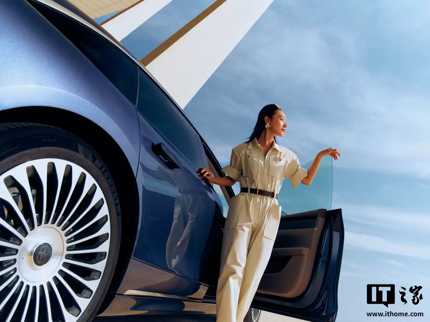 鸿蒙智行新款享界S9“全景智慧旗舰轿车”官宣即将开启预订，本月上市