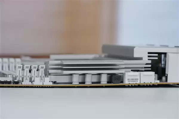 雪景房主机必看!技嘉电竞冰雕Z890 AORUS PRO ICE主板图赏