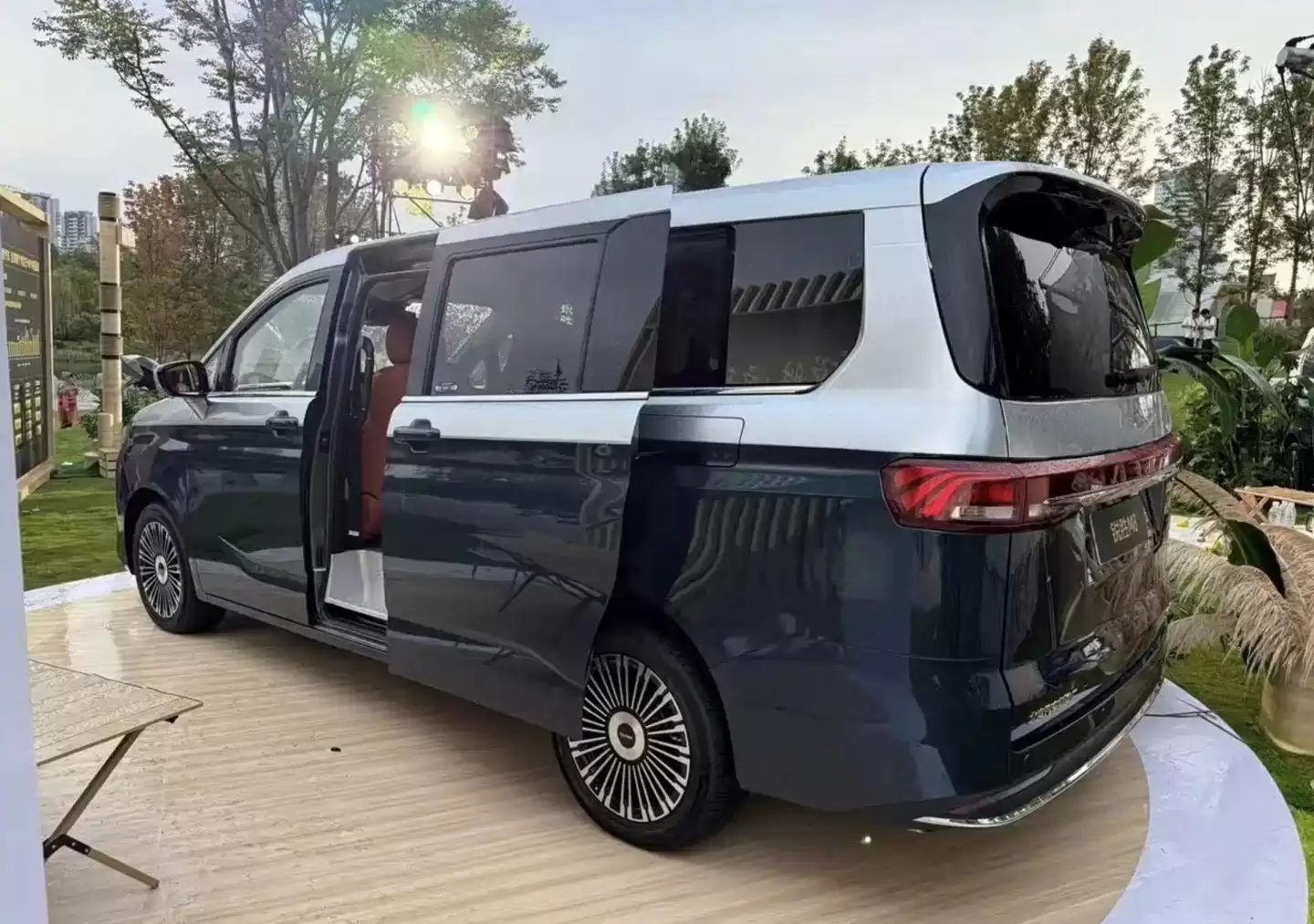 北汽制造锐胜M8 中型 MPV 将于 11 月 5 日预售：提供 7/9 座布局，可选四种动力