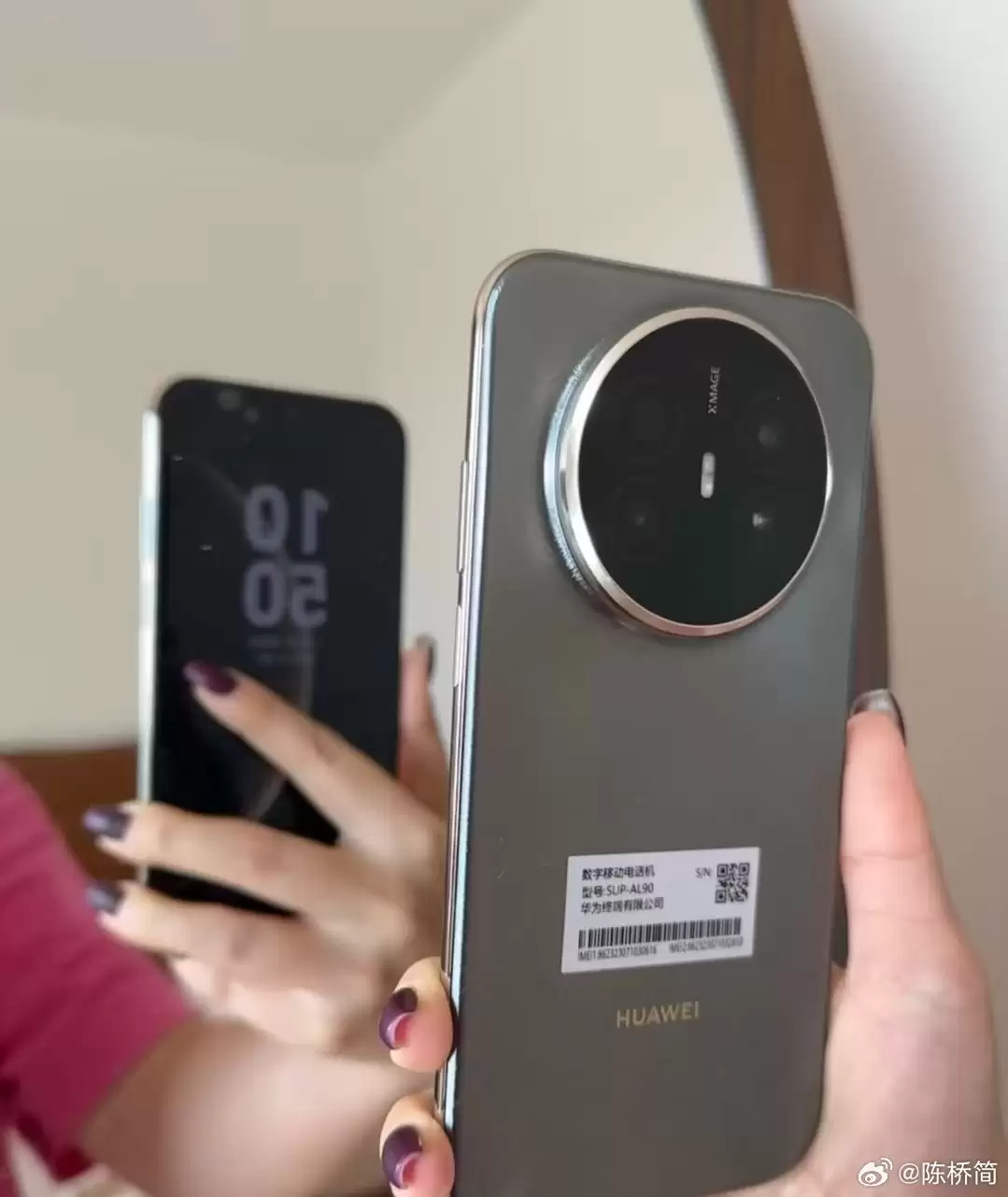 华为 Mate 70 Air 真机曝光：居中单孔等深四曲屏、后置大圆镜头模组