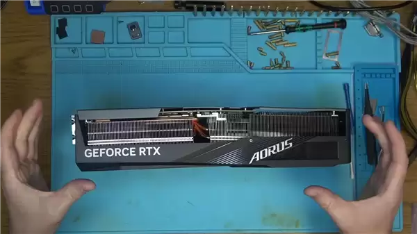 没见过如此惨烈的RTX 4090!严重扭曲、GPU/显存/电感全烧毁