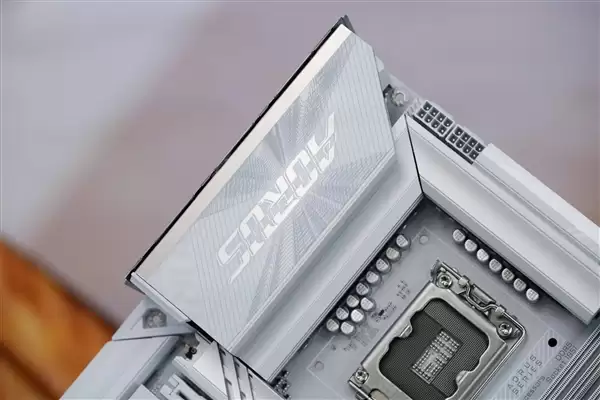 雪景房主机必看!技嘉电竞冰雕Z890 AORUS PRO ICE主板图赏