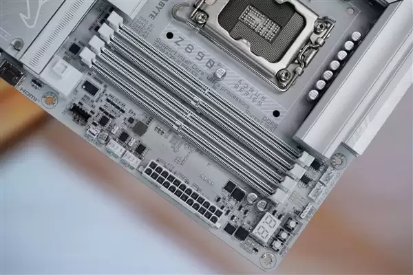 雪景房主机必看!技嘉电竞冰雕Z890 AORUS PRO ICE主板图赏