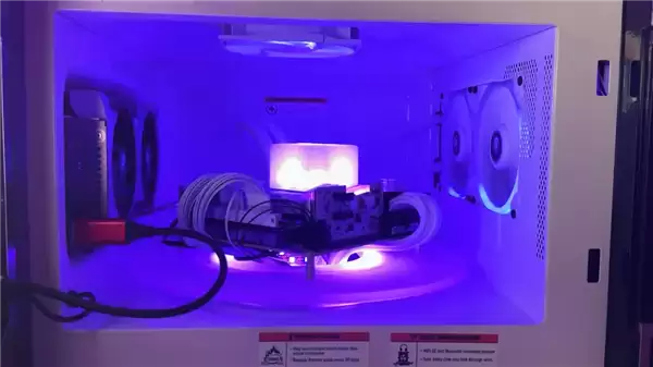 梦幻跨界产品:微波炉改造成PC整机!门作为显示屏、主板置于转盘