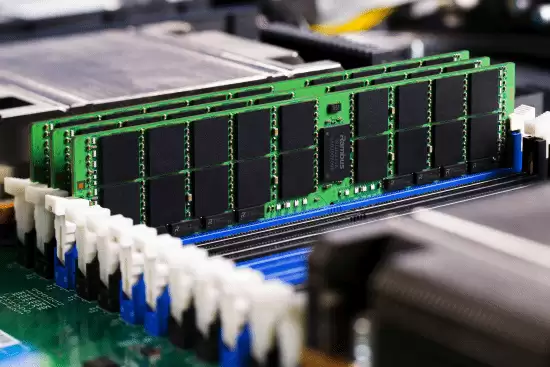 全球存储芯片严重缺货 慧荣科技预警短缺将持续到2027年
